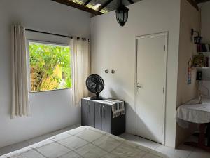 ein Raum mit einem Fenster und einem Ventilator darin in der Unterkunft Lumiar Garden Suítes e Chalés em Vilas do Atlântico in Lauro de Freitas + 85 Fotos