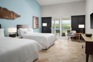 Ένα ή περισσότερα κρεβάτια σε δωμάτιο στο Westin Resorts Village