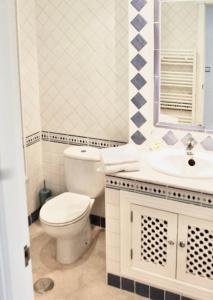 een badkamer met toilet en wastafel bij Private Solarium - Golf and Pool View - Las Ramblas 830 in Orihuela-Costa +27 foto's