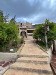 ein Gebäude mit einer Treppe, die zu einem Gebäude führt in der Unterkunft Auberge jawahir aguerd 