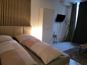1 Schlafzimmer mit 2 Betten und einem TV in einem Zimmer in der Unterkunft Stilvolle Wohnung in Wuppertal inkl. Kaffee & Tee in Wuppertal + 5 Fotos