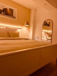 Ένα ή περισσότερα κρεβάτια σε δωμάτιο στο Otopeni Airport Apartment - King Bed - Free Shuttle Included +9 φωτογραφίες