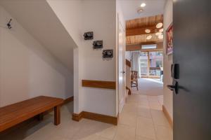 Μια τηλεόραση ή/και κέντρο ψυχαγωγίας στο Timber Creek 309 condo