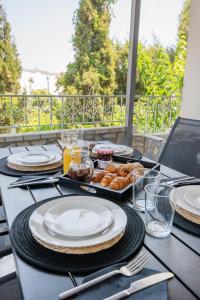 Φαγητό σε αυτό το διαμέρισμα ή κάπου εκεί κοντά