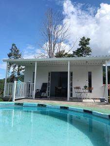 Swimmingpoolen hos eller tæt på Casa campestre con piscina privada cerca de Villeta