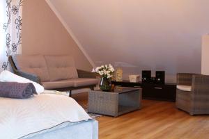 un salon avec un lit et un canapé dans l'établissement Domki nad jeziorem Ostoja Głuszyńska, à Potołówek