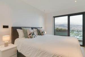 Ένα ή περισσότερα κρεβάτια σε δωμάτιο στο Sky-High Elegance Top-Floor Views of City, Ocean & Sunrise +27 φωτογραφίες