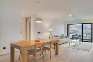 Χώρος καθιστικού στο Sky-High Elegance Top-Floor Views of City, Ocean & Sunrise