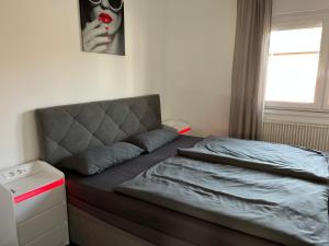 ein Bett in einem Zimmer mit einem Fenster in der Unterkunft Elegante Apartment in Erftstadt mit Balkon, Zentral, Bahnhof nah, Phantasialand Brühl bei Cologne in Erftstadt