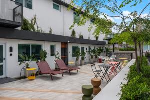 圣胡安Casa Placita Hotel的一个带桌椅的庭院和一座建筑