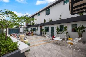 圣胡安Casa Placita Hotel的一个带椅子的户外庭院和一座建筑