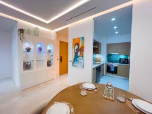 Una cocina o cocineta en Luxury Marina Waterfront Apartment Pool Access Prime Tangier Location