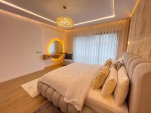 Una cama o camas en una habitación de Luxury Marina Waterfront Apartment Pool Access Prime Tangier Location 41 fotos más