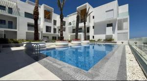 La alberca dentro o cerca de Luxury Marina Waterfront Apartment Pool Access Prime Tangier Location
