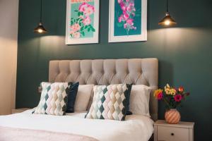 - une chambre avec un grand lit fleuri dans l'établissement Ripon City Centre - 1 Bedroom flat - free parking, à Ripon 24 autres photos