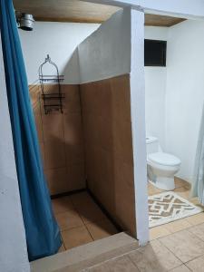 Koupelna v ubytování Alojamiento con lago privado en Bajos del Toro + 36 fotografií