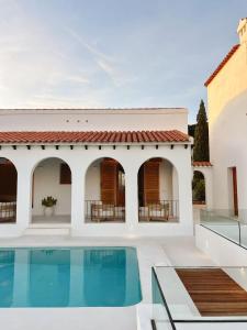 une villa avec piscine et une maison dans l'établissement Casa mimo units altea, à Altea