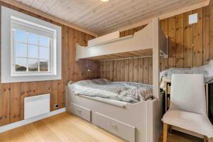 Rustik hytte i Gausta, ski in, ski out, 10 beds في Gaustablikk: غرفة نوم مع سرير بطابقين ونافذة