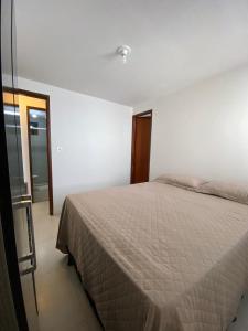 ein Schlafzimmer mit einem Bett in einem weißen Raum in der Unterkunft a melhor custo beneficio de INTERMARES - Tra Mari in Cabedelo + 15 Fotos