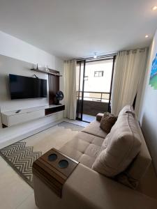 ein Wohnzimmer mit Sofa und Flachbildfernseher in der Unterkunft a melhor custo beneficio de INTERMARES - Tra Mari in Cabedelo