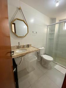ein Badezimmer mit Toilette, Waschbecken und Spiegel in der Unterkunft a melhor custo beneficio de INTERMARES - Tra Mari in Cabedelo
