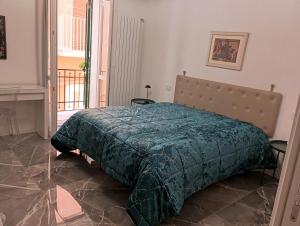 une chambre avec un lit avec une couette verte dans l'établissement Dimora in pieno centro, à Matera