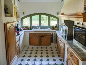 une cuisine avec un évier et un plan de travail dans l'établissement Villa familiale 7 pièces avec jardin et piscine à Agones - FR-1-785-29, à Ganges