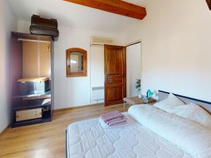 une chambre avec un grand lit blanc et une télévision dans l'établissement Villa familiale 7 pièces avec jardin et piscine à Agones - FR-1-785-29, à Ganges