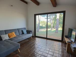 - un salon avec un canapé et une grande porte coulissante en verre dans l'établissement Villa familiale 7 pièces avec jardin et piscine à Agones - FR-1-785-29, à Ganges