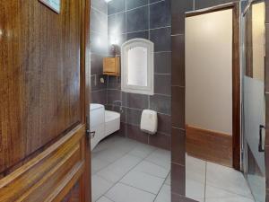une salle de bains avec toilettes et lavabo dans l'établissement Villa familiale 7 pièces avec jardin et piscine à Agones - FR-1-785-29, à Ganges 6 autres photos
