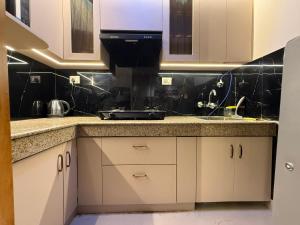 Η κουζίνα ή μικρή κουζίνα στο Urban Ease Homestays +46 φωτογραφίες