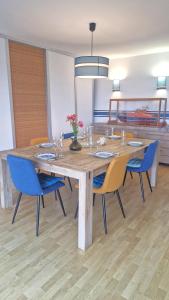 ein großer Holztisch mit Stühlen und ein Esszimmer in der Unterkunft Le Trez', vue mer imprenable in Plougonvelin