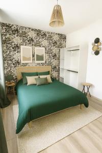 Postel nebo postele na pokoji v ubytování L'échappée MERs- Maison 3 chambres au Centre 500m de la plage