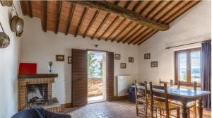 ein Esszimmer mit Tisch und Kamin in der Unterkunft Agritur Villa Osvaldo Castiglione del Lago Perugia Piscina acqua salata possibilità colazione in Castiglione del Lago