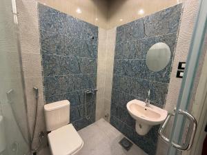 Ένα μπάνιο στο Cairo-Plaza, Halo Hotel