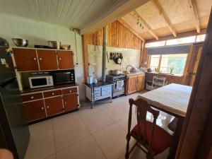 Köök või kööginurk majutusasutuses Tu Casa familiar ideal, centrica en Lican Ray +20 fotot