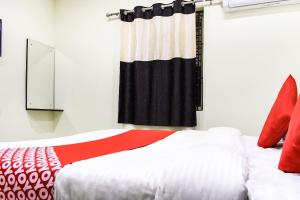 Ένα ή περισσότερα κρεβάτια σε δωμάτιο στο Hotel O S&h Residency Bahadalpur Railway Station