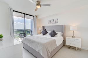 En eller flere senge i et værelse på 805MM DOWNTOWN DORAL CONDO 2 BEDROOMS & 2 BATHROOMS
