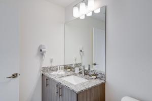 Et badeværelse på 805MM DOWNTOWN DORAL CONDO 2 BEDROOMS & 2 BATHROOMS + 18 billeder