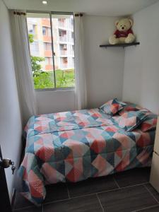 1 dormitorio con 1 cama y un osito de peluche en un estante en Tranquilan-dias, en Guaduas