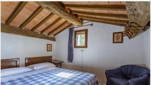 ein Schlafzimmer mit einem Bett und einem Stuhl und einem Fenster in der Unterkunft Agritur Villa Osvaldo Castiglione del Lago Perugia Piscina acqua salata possibilità colazione in Castiglione del Lago + 38 Fotos