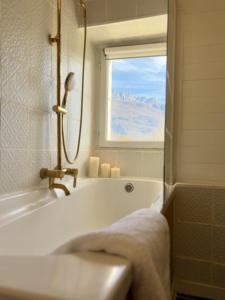 La salle de bains est pourvue d'une baignoire et d'une fenêtre. dans l'établissement Venez Chez Vous Parenthese du lac, à Lathuile 49 autres photos