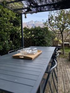 une table bleue avec des verres en dessus dans l'établissement Venez Chez Vous Parenthese du lac, à Lathuile