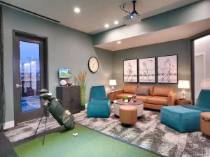 ein Wohnzimmer mit Sofa und Tisch in der Unterkunft Cozy Studio in Brickyard shopping district! in Salt Lake City