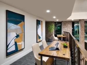 ein Esszimmer mit einem Holztisch und Stühlen in der Unterkunft Cozy Studio in Brickyard shopping district! in Salt Lake City + 8 Fotos