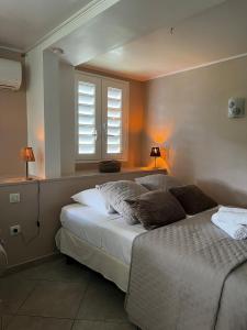 Ένα ή περισσότερα κρεβάτια σε δωμάτιο στο Grand studio Plaisance et Fleurs