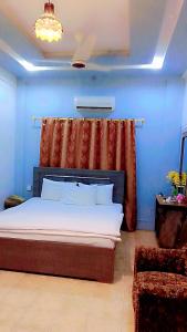 Un dormitorio con una cama y una cortina roja. en Hotel Al safa, en Hyderabad