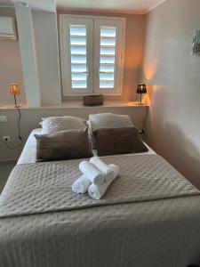 Ένα ή περισσότερα κρεβάτια σε δωμάτιο στο Grand studio Plaisance et Fleurs