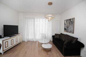 Μια τηλεόραση ή/και κέντρο ψυχαγωγίας στο Aqua Lux Apartment BW