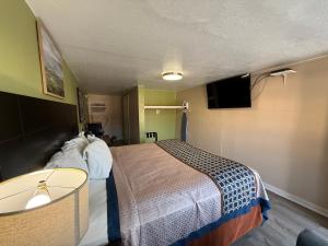 Μια τηλεόραση ή/και κέντρο ψυχαγωγίας στο Executive Inn & Kitchenette Suites-Eagle Pass